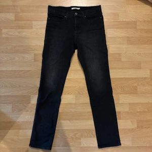 Jeans från Lee  - Säljer ett par snygga jeans från Lee. Dessa jeans börjar få en snygg wash framme vid låren och kommer bli snyggare med tiden! Modellen är 186cm och väger ungefär 70kg. Skriv gärna för fler frågor!