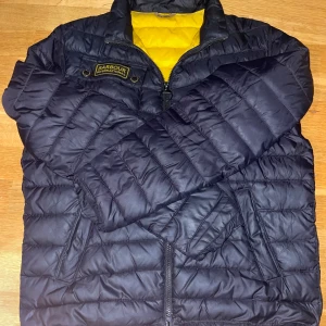  Barbour pufferjacka  - En rikigt skön puffer jacka perfekt inför denna kalla höst/vinter😤Storlek M inga skador alls 10/10 skick inga täcken på användning även fast den är använd. Låter som att den är gjort av topp kvalite?!🤔😤