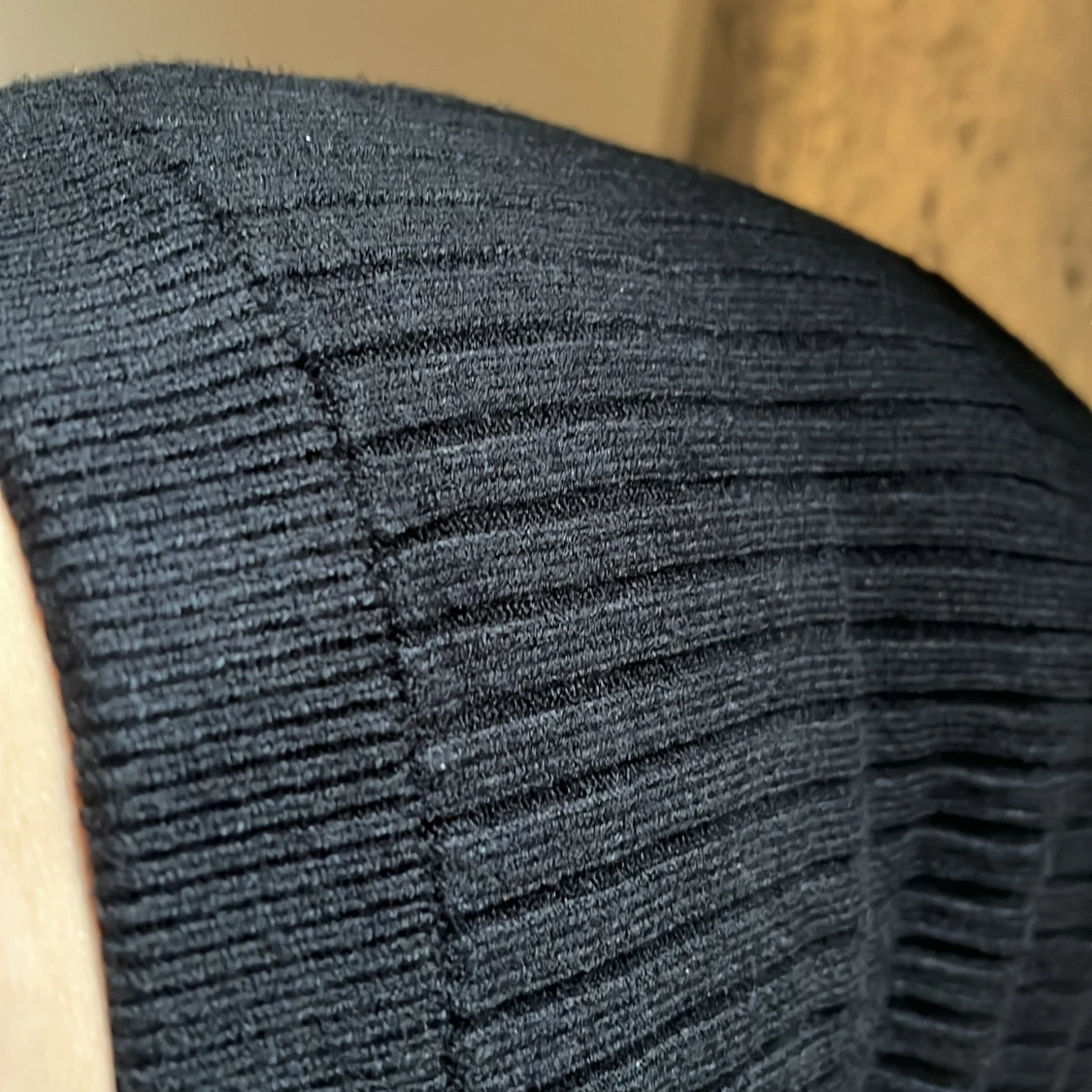 Svart ribbad kjol med slits - 1