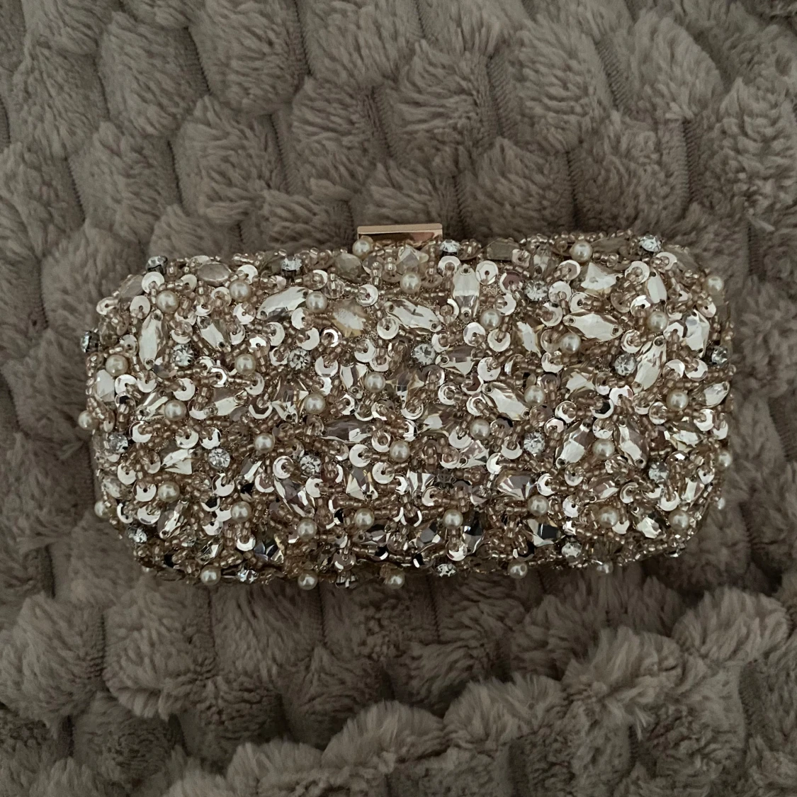 Glittrig kuvertväska