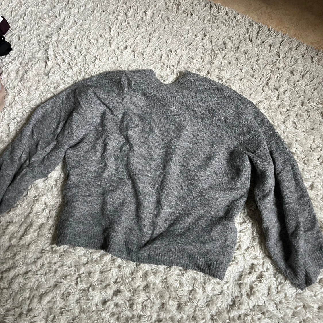 Grå stickad tröja med rund hals