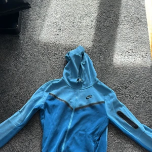 Nike tech - Säljer min nike tech då den blivit liten på mig, köpt från jd sports ett tag sen men den ser ut som ny. Kan tänka mig byta med något från elektronik, kläder, gaming prylar och andra möjliga saker. Kan gå ner i pris vid snabb affär. Tveka inte med att fråga mig