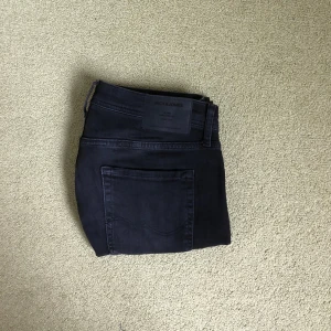 Jack & Jones jeans 👖  - Säljer ett par svarta jeans från Jack & Jones, modell: Slim fit/Glenn, storlek: W31 L30, nypris: 800kr, mitt pris: 175kr, säljer för att de är för småa, skriv vid funderingar!