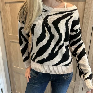 Zebramönstrad stickad tröja - Snygg beige tröja med mönster!!
