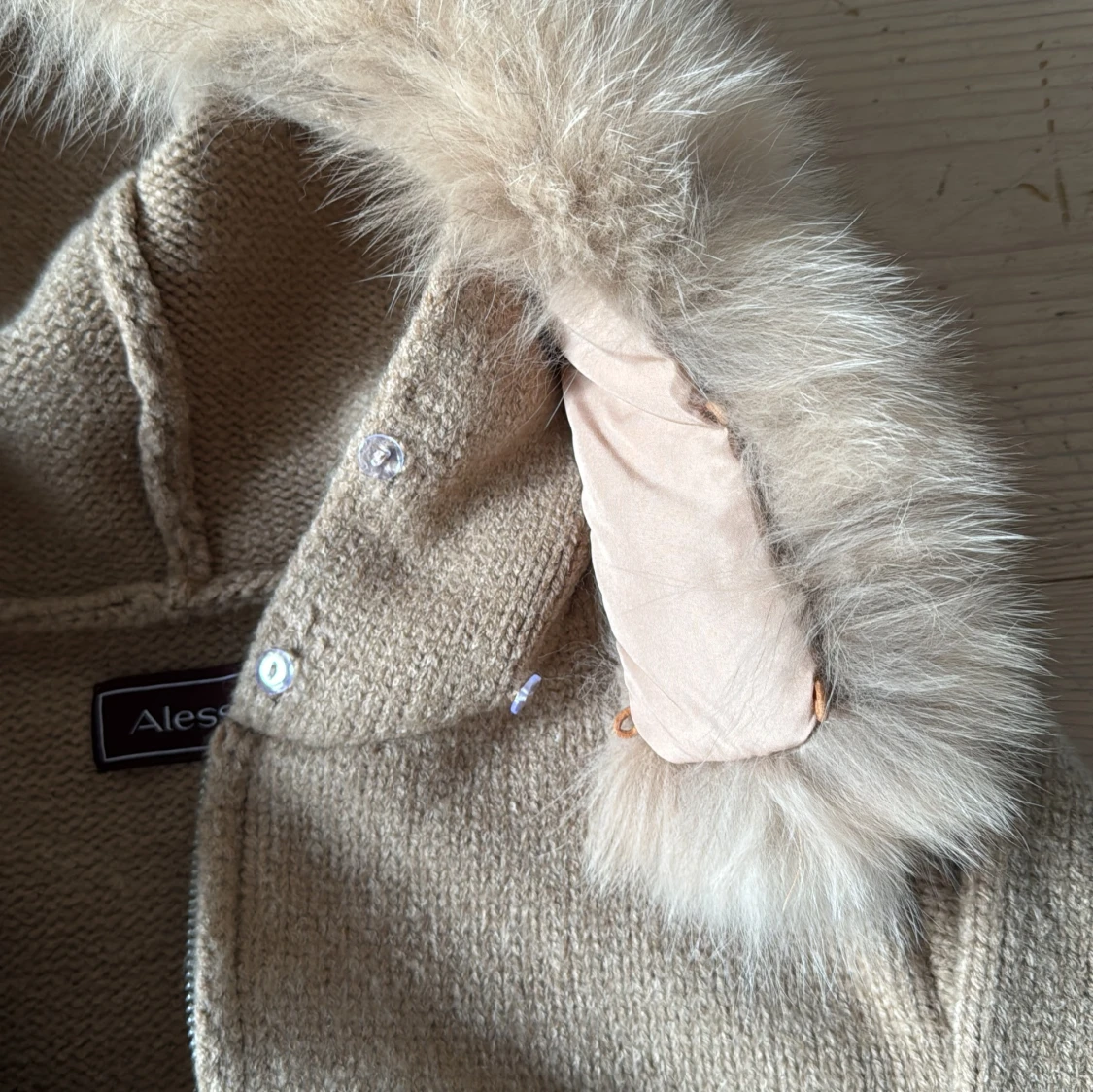 Beige stickad hoodie med päls från Alessa NY - 4