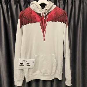 Marcelo Burlon Hoodie - KVITTO FINNS - Marcelo Burlon hoodie - vit/beige/ljusgrå - skick 8/10, mycket fint skick, förutom att den är vädigt lite missfärgad vid luvan, men det är märks inte tydligt! - storlek S men passar M - KVITTO FINNS BÅDE FYSISKT OCH DIGITALT! - hör av er vid fler frågor🙌