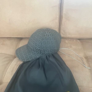 Fendi keps - Äkta såklart, kommer med dustbagen