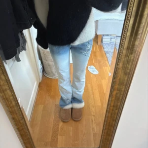 bootcut jeans - Snygga bootcut jeans i blått och vitt med broderade stjärnliknande detaljer 