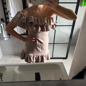 Beige offshoulder klänning La Perla - Super söt volangklänning från La Perla i storlek 38