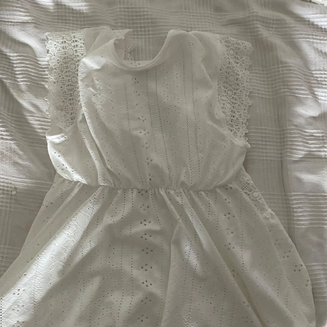 Vit blus med spetsdetaljer - 1