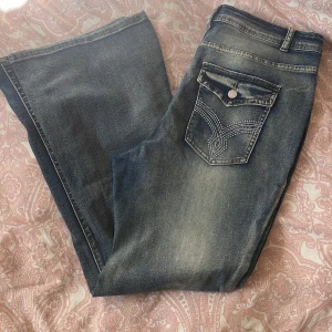 Bootcut jeans från SHEIN Curve 1XL - Snygga blå bootcut jeans från SHEIN Curve i storlek 1XL. Jeansen har klassisk femficksdesign, coola bakfickor med broderade detaljer och knappar. Materialmix med bomull, polyester, lyocell, viskos och elastan för skön stretch och passform.