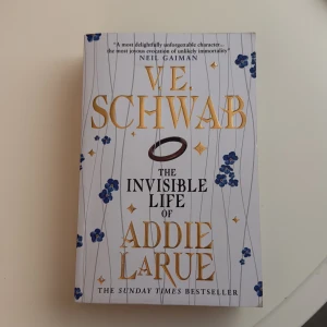 The Invisible Life of Addie LaRue - En magisk och gripande berättelse om Addie LaRue, som efter en ödesdiger pakt lever för evigt men blir glömd av alla hon möter. Följ hennes äventyr genom århundraden, konst och kärlek, och upptäck vad det innebär att lämna ett avtryck i världen.