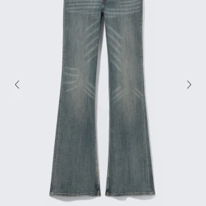 Cheap Monday jeans  - Snygga blå bootcut jeans med lätt slitning och tvättade detaljer på låren. Jeansen är i modellen booty bei low, färgen puddly blue och storlek 28/30💕