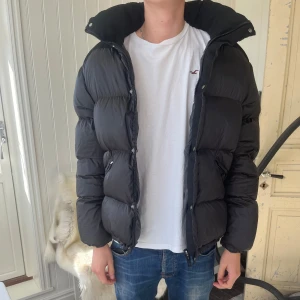 Replay jacka - Pufferjacka från märket Replay. Använt en vinter och är i mycket fint skick, inga defekter. Det står tyvärr ingen storlek i jackan, men modellen är 183cm lång och brukar ha storlek M/S som referens.Om man skulle vilja ha fler lager av kläder under jackan så går det jättebra. Kan till och med fungera som skidjacka. Jackan har flera fickor, vilket också gör den praktisk. Håller värmen väldigt bra. Skriv gärna vid frågor eller funderingar😊  Mått på jackan: Längd: 70cm Bredd (axel till axel): 50cm