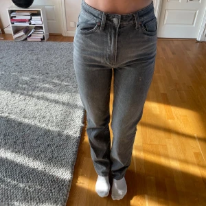 Gråa raka jeans från NEUW - Säljer ett par gråa jeans från NEUW med hög midja och raka ben. Jeansen har klassisk femficksdesign, knappgylf och är tillverkade i kraftigt denimtyg. Perfekta för dig som gillar en clean och tidlös look. Köpte för ca 1200 kr men säljer för 399 kr🤍