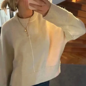 Beige stickad tröja med hög krage från Zara  - Säljer en beige stickad tröja med hög krage och lång ärm. Tröjan har en clean look med en diskret söm framtill och är lite boxig i modellen. Perfekt för lager-på-lager och chill vardagsstil. Skriv för bilder!💗