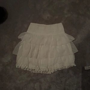 Vit volangkjol från Lindex - Kjol från Lindex. Jag säljer för 120kr + frakt som kunden betalar, priset kan diskuteras