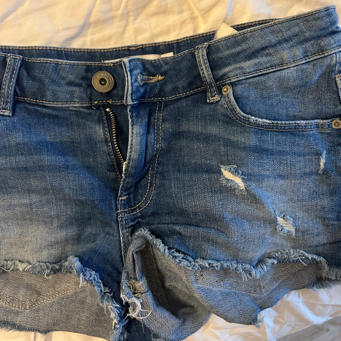 Lågmidjade jeansshorts  - 1