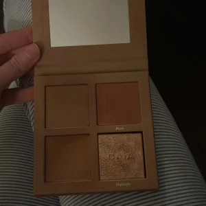 Caia face palett  - Caia face palett CLASSY. Highlighter orörd. Blush & contour testad. Bronzer använd några få gånger, inget som syns 