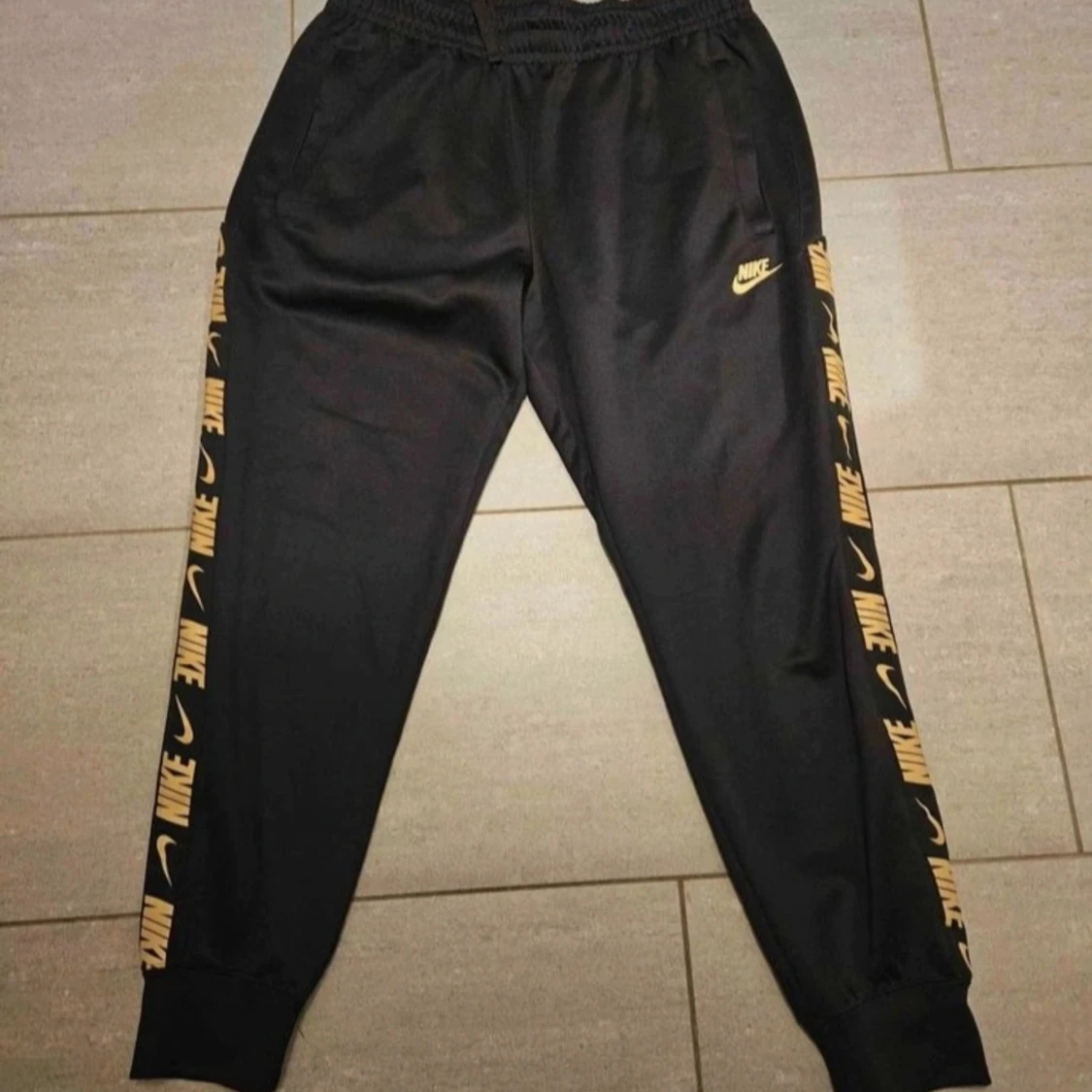 Svarta Nike mjukisbyxor stl M