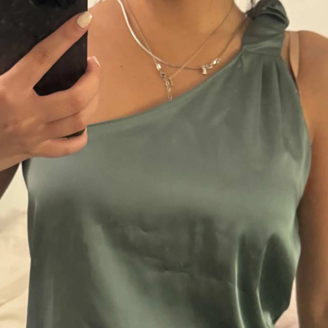 Grön one shoulder från Zara