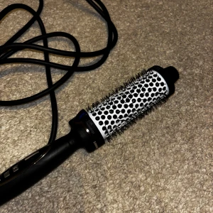 Cera Hotstyler  - Cera Hotstyler. Rundborste med digital display och justerbar temperatur. Sladd i gott skick, inga synliga defekter eller större slitage. Perfekt för att skapa volym och lockar med professionellt resultat. Bra för att göra till exempel blowouts eller för att göra heatless curls