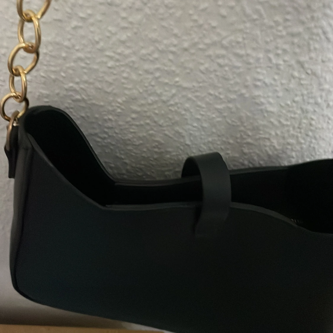 Svart axelväska med guldkedja - 2