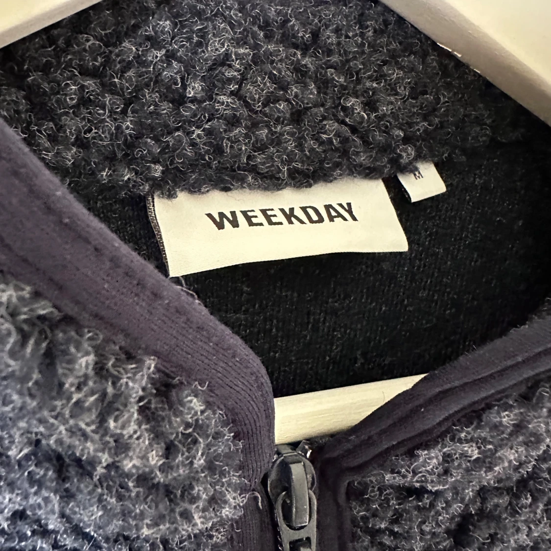 Mörkblå teddyjacka från Weekday - 2