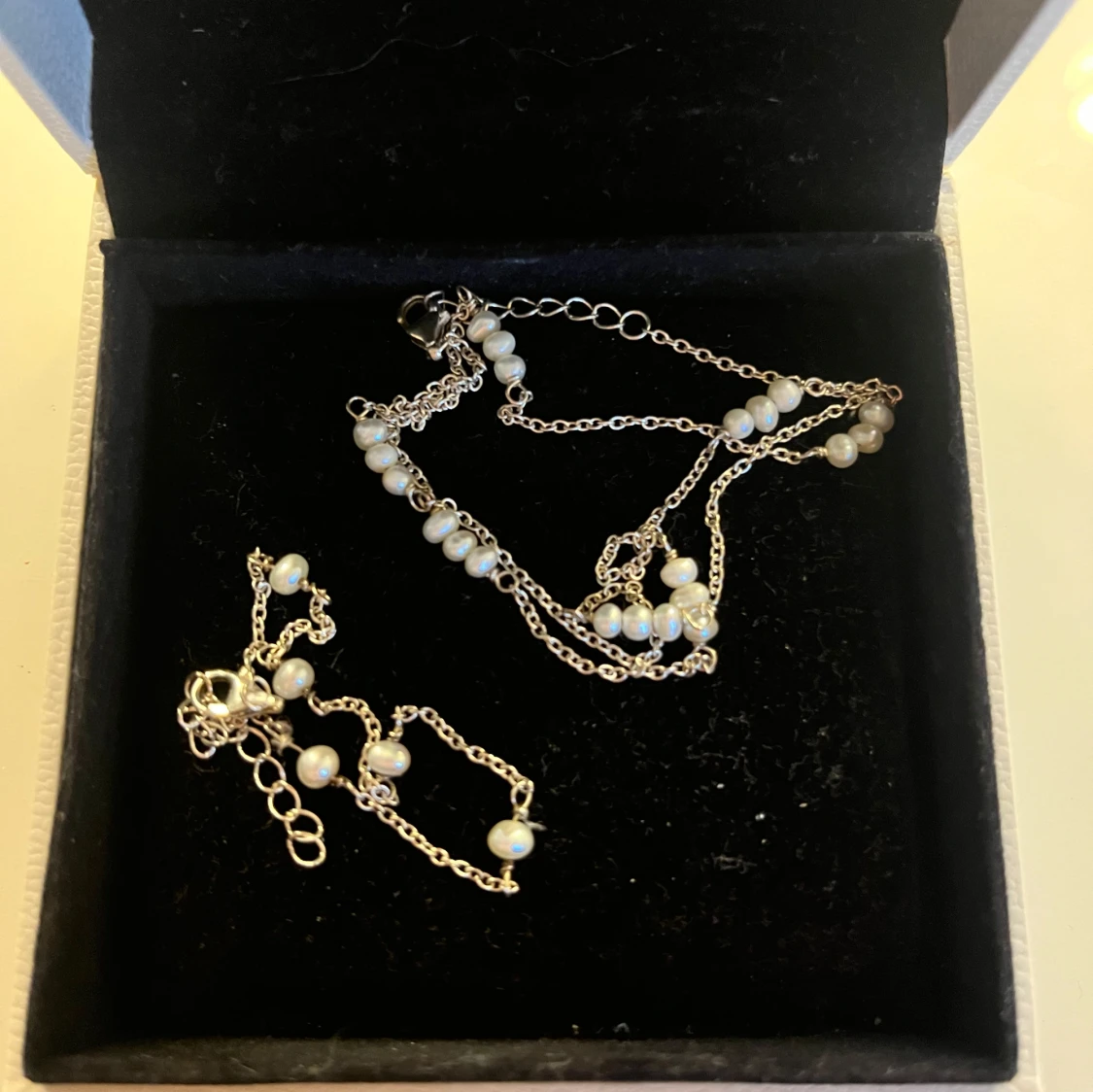 Silverhalsband och armband med pärlor