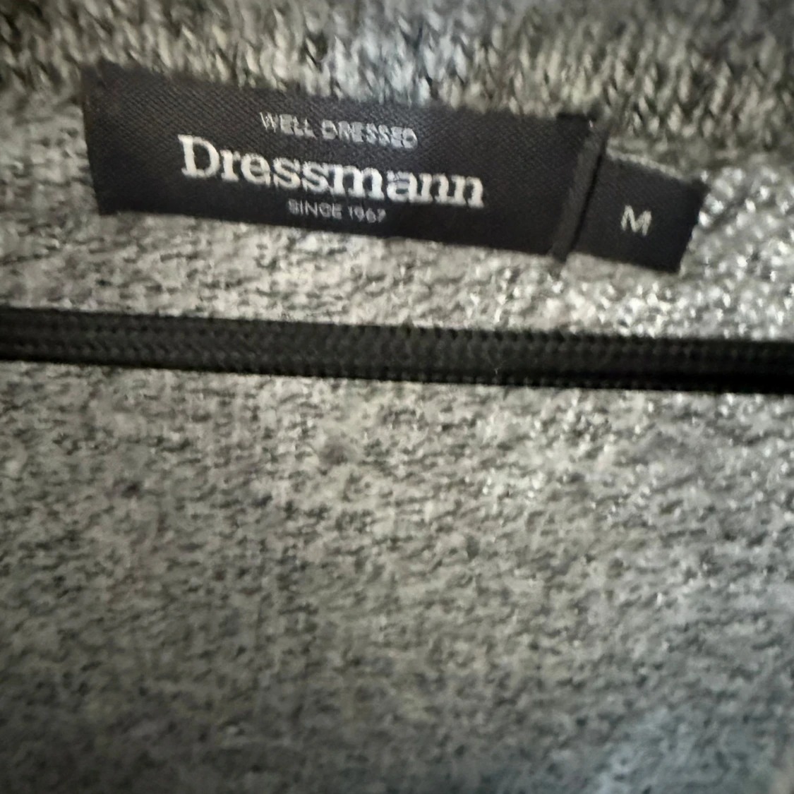 Grå stickad tröja från Dressmann - 2