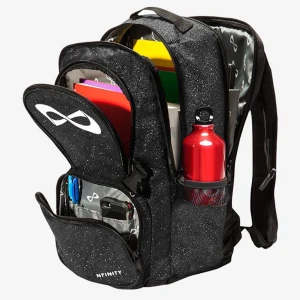 Svart glittrig ryggsäck från Nfinity - Snygg svart cheer ryggsäck från Nfinity med glittrig finish och flera praktiska fack. Väskan har ett stort huvudfack, mindre framfickor med dragkedja, sidofack för vattenflaska och ikoniskt vitt Nfinity-logga framtill. Perfekt för tävlingar träning. Använd många gånger och har en liten skada vid framfacket, köp för 1750kr