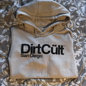 Dirt Curlt hoodie - Beige hoodie med märket "Dirt Cult”. Hoodien har en ficka och är i mycket gott skick. Knappt använt och säljer för mycket bra pris!🙌