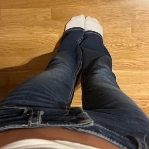 Low waist jeans - (LADDAT UPP PÅ NYTT MED FRI FRAKT!💋) Säljer dessa snygga gina bootcut. Köpta från Plick men aldrig använt de själv då jag tyckte storleken var lite stor. De är i fint skick, inte slitna på varken fickorna eller på botten. Priset kan såklart alltid diskuteras💕Skriv för fler bilder
