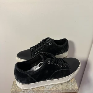 Lanvin sneakers/ sammet material  - Perfekt och unika lanvin i sammet material, skick: 10/10 inte ens tvättade, nypris: 5000kr, mitt pris är diskuterbart, storlek uk5 men passar 40-41, bara att höra av dig om du har frågorna, dessa är väldigt unika 