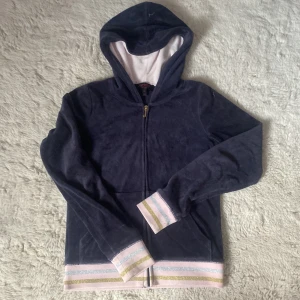 Juicy Couture hoodie st 12 year  - Mörkblå hoodie från Juicy Couture 