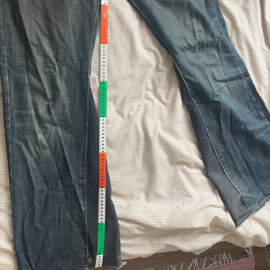 Blå bootcut jeans med utsvängda ben - 2