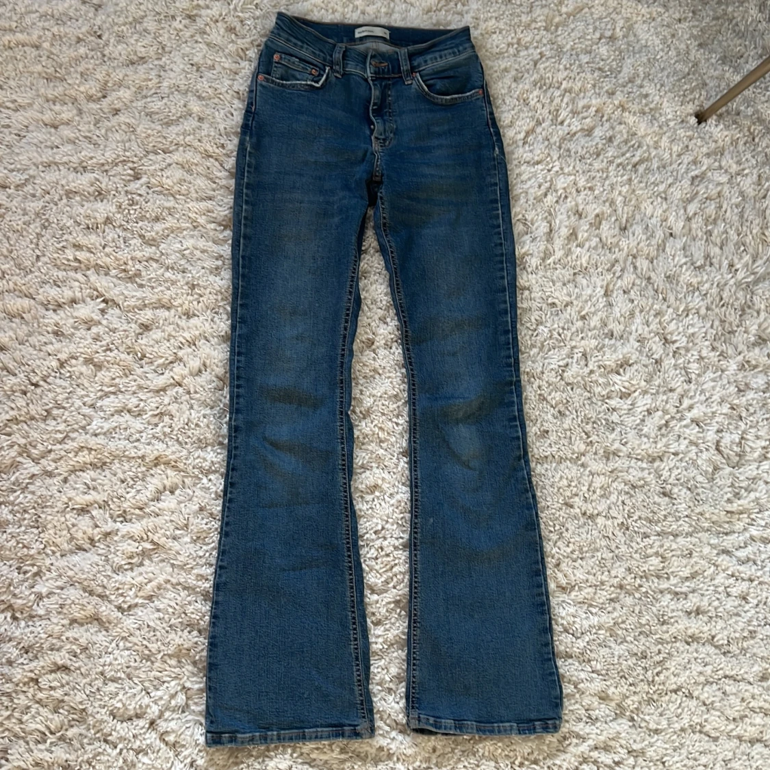 blå utsvängda jeans från Gina Tricot 💕 - 2