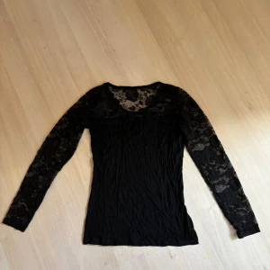 Spetsblus långärmad - Svart långärmad blus med transparent spets upptill och på ärmarna. (Skrynklig då jag inte strykt den!)🥰
