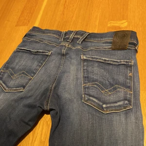 Replay anbass hyperflex - Replay anbass i strlk W32 L32 | Jeansen har en sjukt snygg fade | Passform Slim fit | Jeansen är i mycket bra skick | Skriv för funderingar!