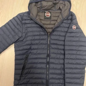 Colmar Dun Jacka L/56 - Colmar Jacka i fin fint skick,  STRL:56(L) Väldigt luftig och rymmlig med storlek L Nypris: ca 2500kr Mitt pris: 999. Har ej några tecken på användning. Kan gå ner lite vid smidig affär