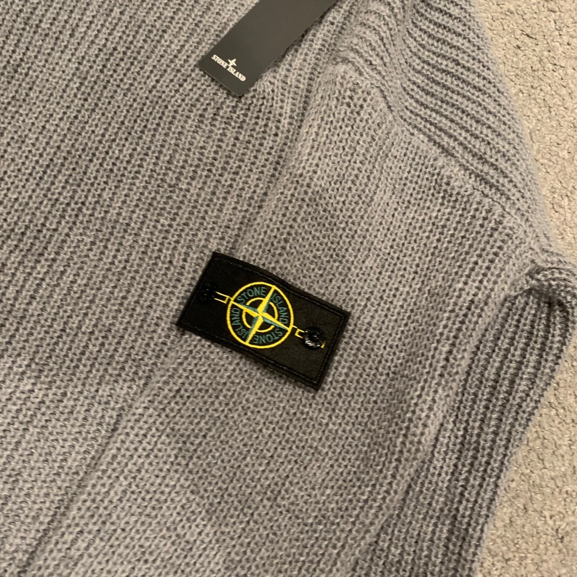 Grå stickad hoodie från Stone Island - 2