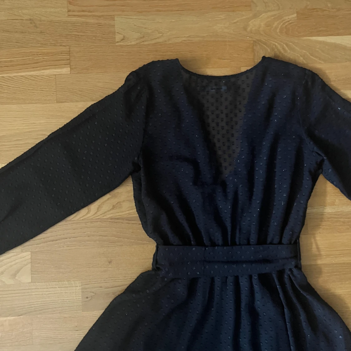 Svart prickig omlottklänning Bik Bok - 3