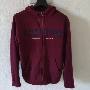 Lexington hoodie - Lexington Condition: 8/10 (Saknar snöre i huvan) Pris: 800kr