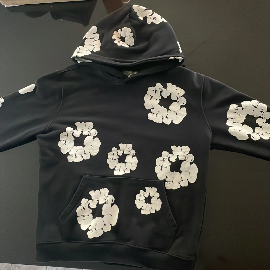 Svart hoodie med vita blommor Denim Tears