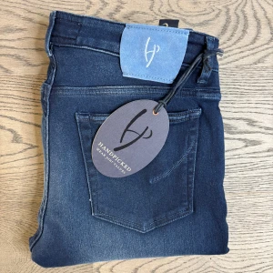 HELT NYA Handpicked jeans - Säljer dessa sprillans nya handpicked jeans i storlek W33. Dessa är höstens fetaste jeans och alla modeller är slim-fit🔥. Handpicked jeans är handgjord i staden Adria i Italien och använder japansk denim, den bästa på marknaden.  Om du har några frågor så som mått eller något annat så är det bara och fråga😊