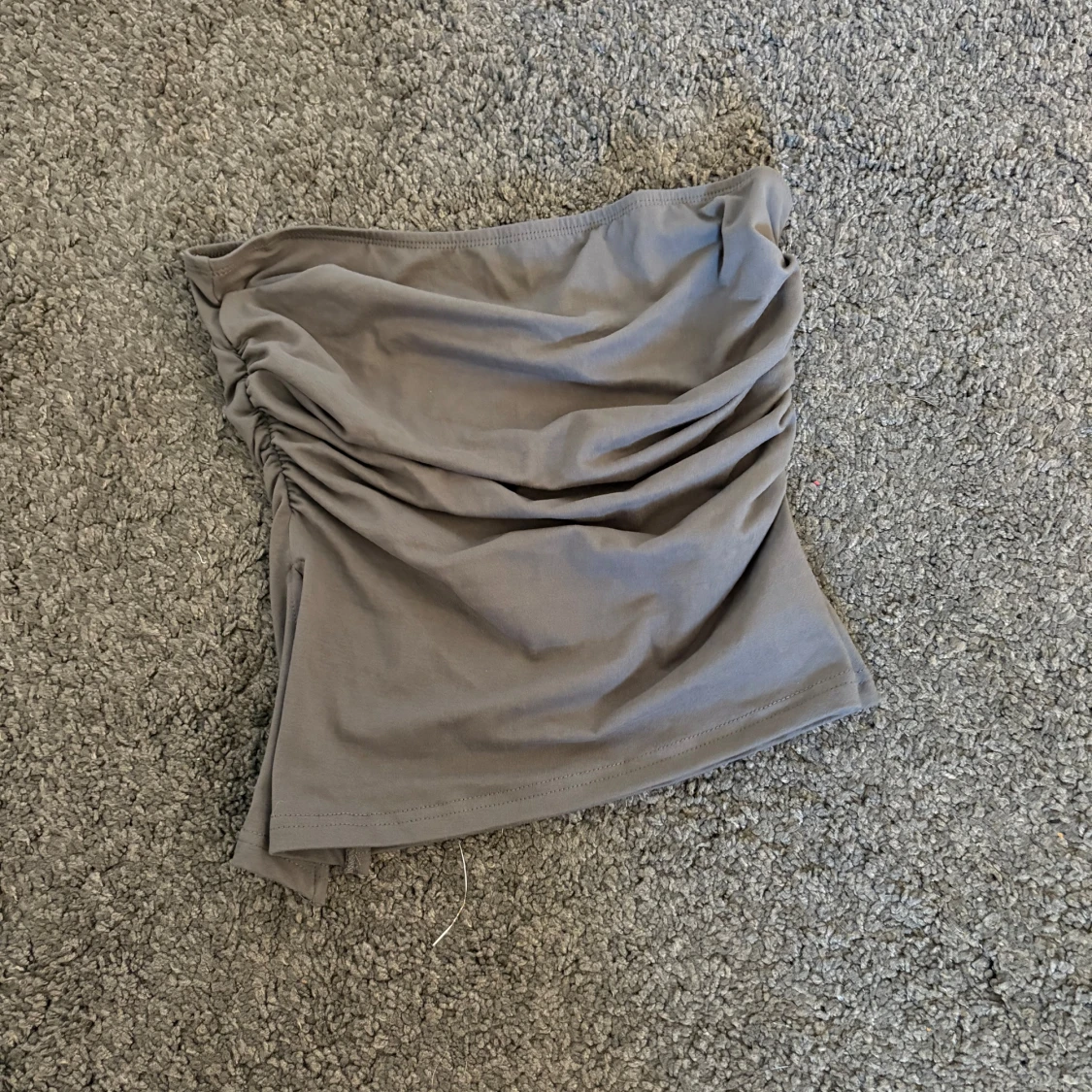 Grå  tubtopp med rynkade sidor och slits