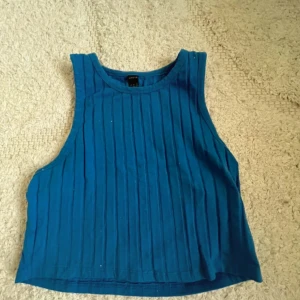 Blå ribbad linnetopp från SHEIN - SHEIN tröja i använt skick, storlek L. Tillgänglig i Skövde, Värnamo och Borås.