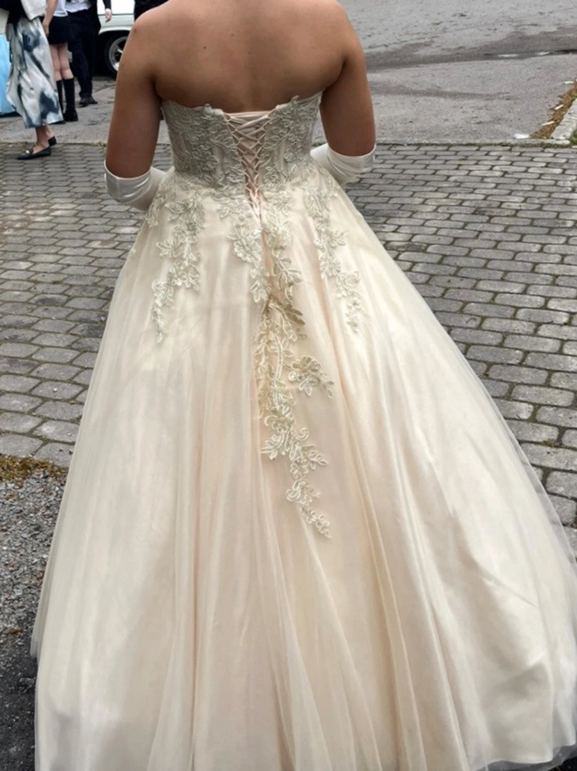 Champagnefärgad lång balklänning