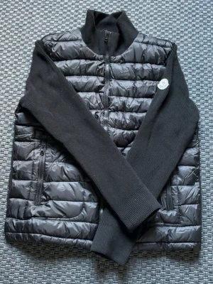 Moncler cardigan    - Moncler cardigan some helt nytt är bra för våran o hösten står XL i storlek men sitter som M skicka gärna prisförslag 