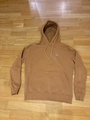 Lee Hoodie - Ljusbrun hoodie med ficka fram. Stl S. Använd en gång eller två så i nyskick. Pris 450kr
